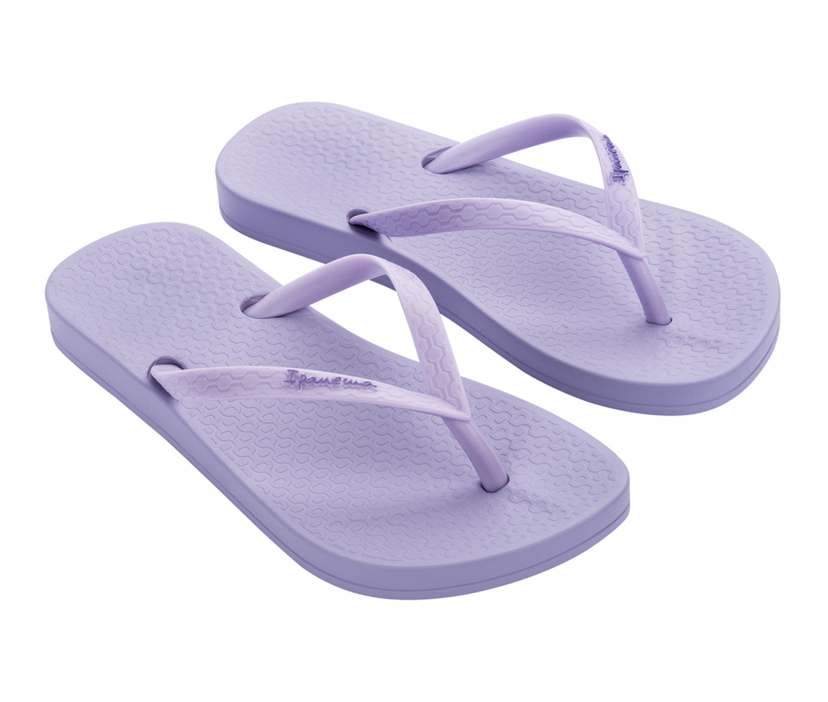 Angled view of a pair of purple Ipanema Ana Colors kids flip flop.